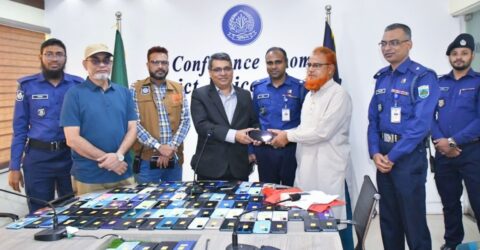 নওগাঁয় ১২৬টি হারানো মোবাইল উদ্ধার, মালিকদের হাতে তুলে দিল পুলিশ