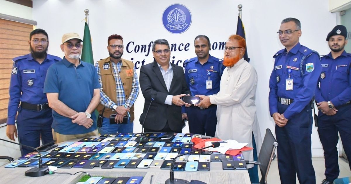 নওগাঁয় ১২৬টি হারানো মোবাইল উদ্ধার, মালিকদের হাতে তুলে দিল পুলিশ