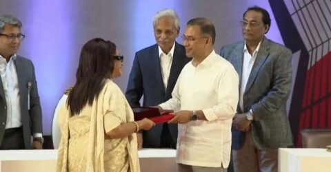 প্রধানমন্ত্রী গুণীজনদের হাতে একুশে পদক তুলে দিলেন