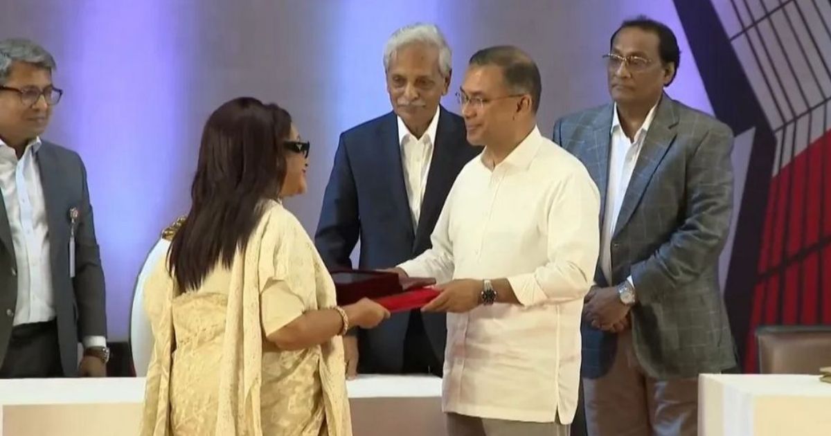 প্রধানমন্ত্রী গুণীজনদের হাতে একুশে পদক তুলে দিলেন