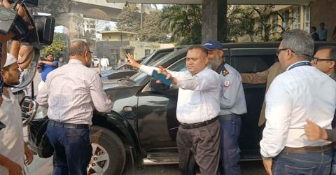 বাংলাদেশ ব্যাংকের উপদেষ্টা আহসান উল্লাহকে কেন্দ্রীয় ব্যাংক থেকে বের করে দিলেন কর্মকর্তারা