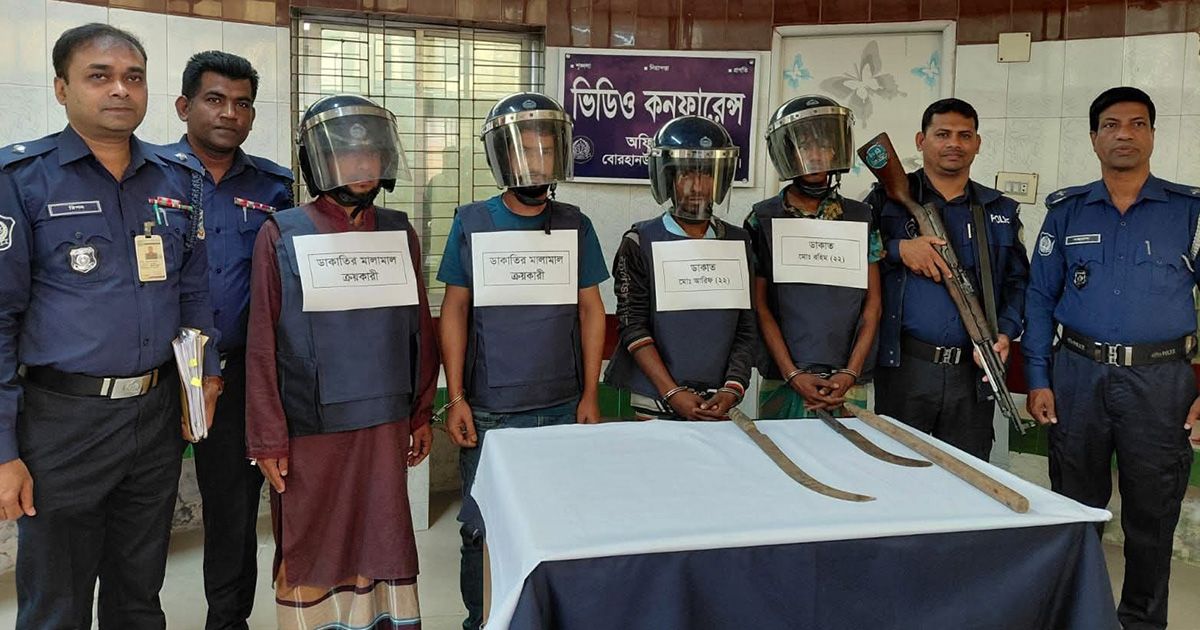 ভোলায় অস্ত্রসহ ডাকাত দলের ৪ জন গ্রেপ্তার