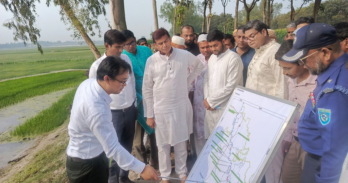 করতোয়া নদীর রক্ষায় বাঁধ নির্মাণ প্রকল্পে পরিদর্শনে প্রতিমন্ত্রী ফরহাদ হোসেন আজাদ