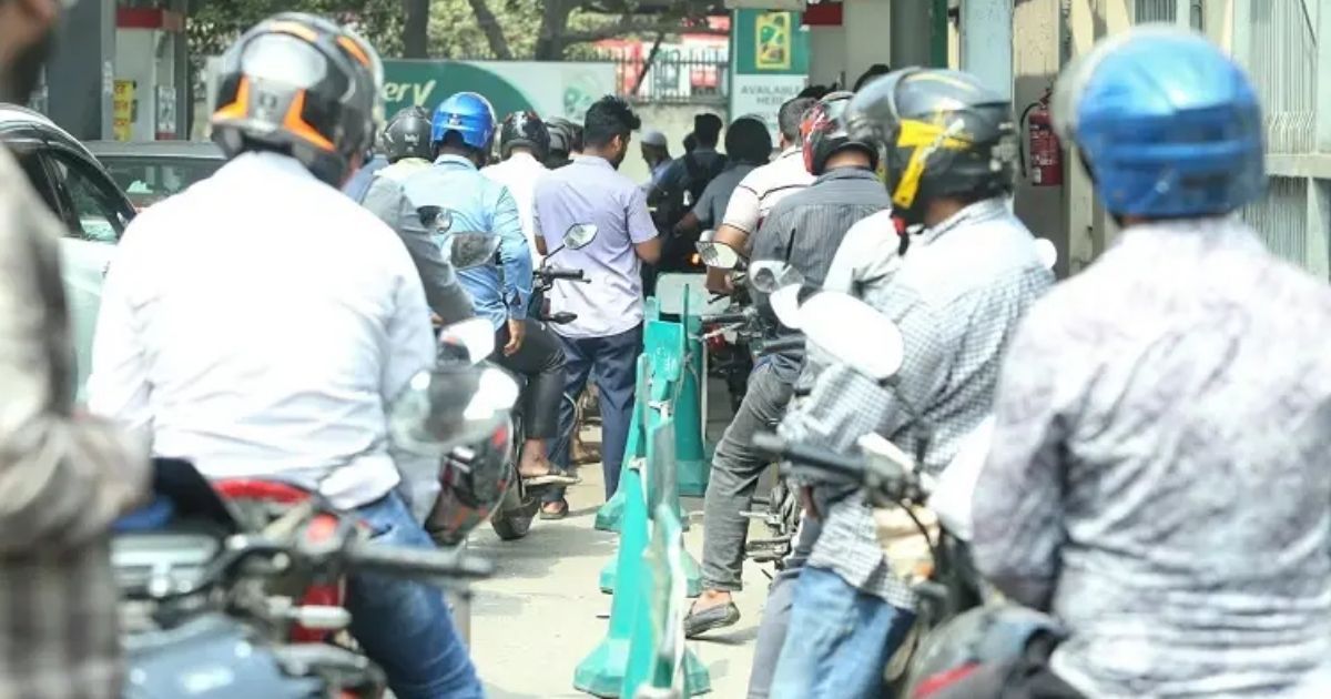 ফিলিং স্টেশনে ভিড় কমছে না, যানবাহনের লাইন দেরিতে সরছে