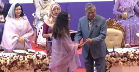 খালেদা জিয়া পেলেন ‘শ্রেষ্ঠ অদম্য নারী’ সম্মাননা, গ্রহণ করেন জাইমা রহমান