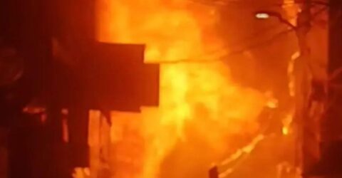 ঢাকায় বংশালে ভয়াবহ অগ্নিকাণ্ড