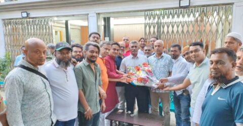 ফরিদপুর জেলা পরিষদের নবনিযুক্ত প্রশাসক আফজাল হোসেন খান পলাশকে ফুলেল শুভেচ্ছা