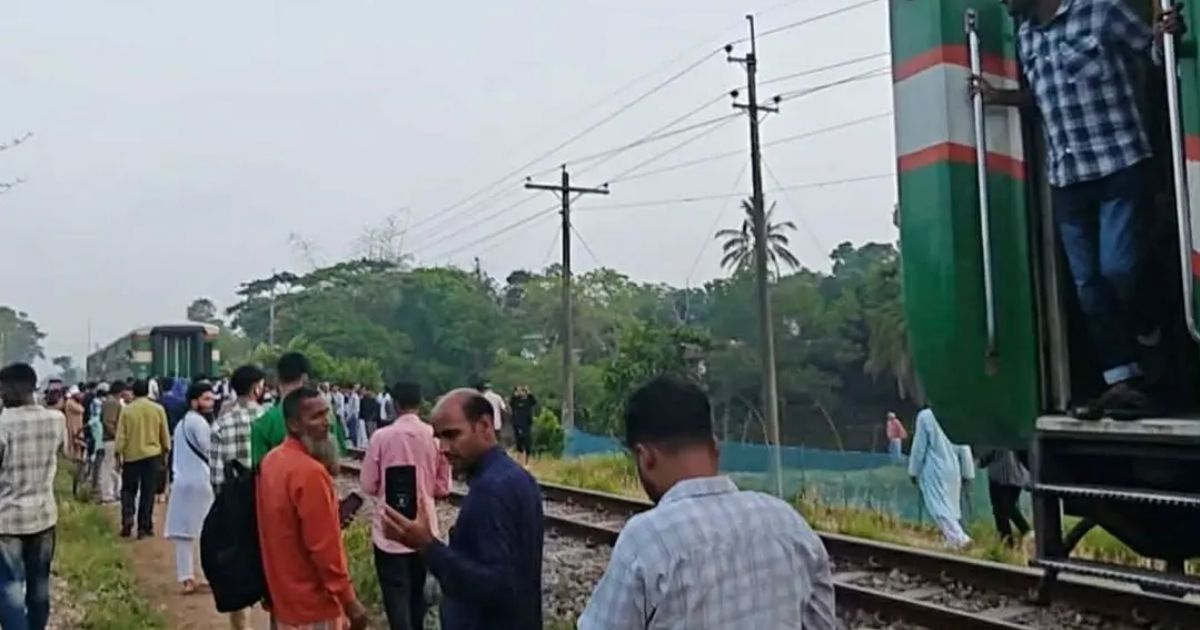 উদয়ন এক্সপ্রেসের তিন বগি রেললাইন ছেড়ে চলে গেছে, ট্রেন চলে যায় বেশ দূরে