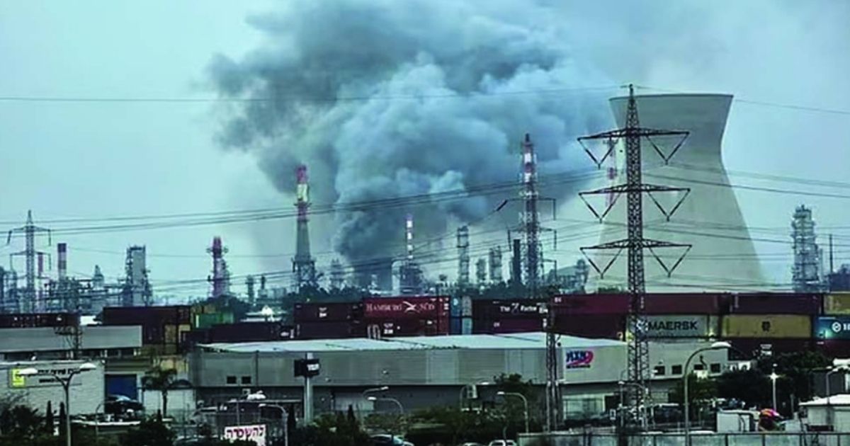 ইরানের ক্ষেপণাস্ত্র হামলায় ইসরায়েলের গুরুত্বপূর্ণ তেল শোধনাগার জ্বলছে