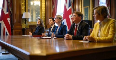 হরমুজ প্রণালির যানজট কাটাতে বিশ্বজোটের উদ্যোগ: যুক্তরাজ্যের নেতৃত্বে ৪০ দেশের সম্মিলিত প্রচেষ্টা