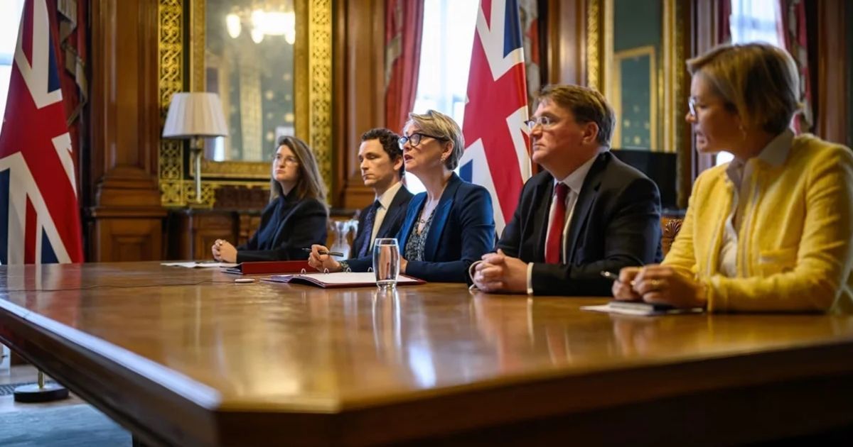 যুক্তরাজ্যের নেতৃত্বে ৪০ দেশের জোট হরমুজ প্রণালির অচলাবস্থা সমাধানে উদ্যোগ নিল