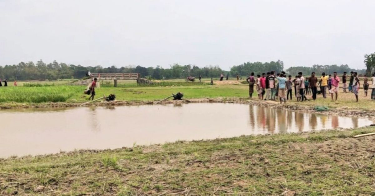 চট্টগ্রামে গর্তে পড়ে দুই শিশু মৃত্যুর ঘটনায় স্বজনদের শোকের ছায়া