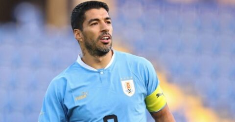 বিশ্বকাপে খেলার জন্য অবসর ভেঙে উরুগুয়ে দলে ফেরার ইঙ্গিত সুয়ারেজের