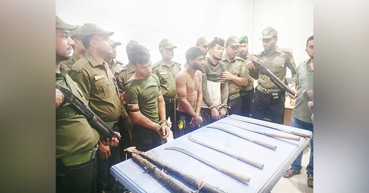 সীতাকুণ্ডে আনসারদের সাহসিকতায় ডাকাত(i)র কান্ড রুখে দেওয়া, ৩ জন আটক