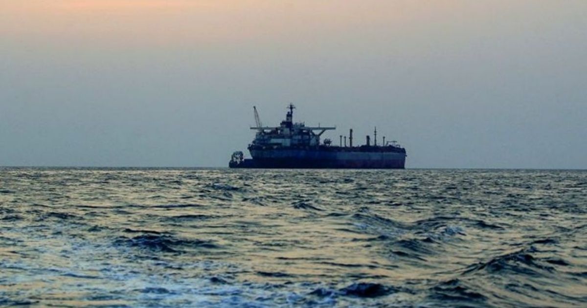 বাধা থেকেও ইরানি জাহাজ হরমুজ পারি দিল