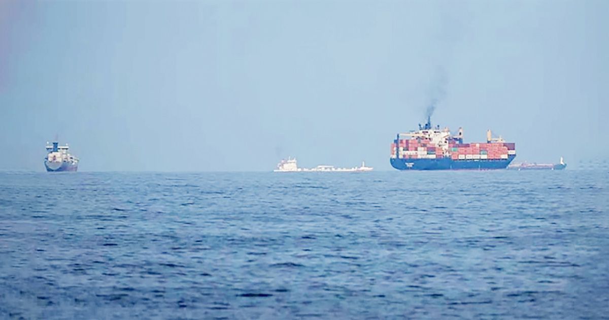 অবরোধের মাঝে প্রথম তেলবাহী ট্যাংকার হরমুজ পাড়ি দিলো, গন্তব্য পাকিস্তান