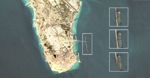 মার্কিন অবরোধের মধ্যেই ইরানের বন্দরে জাহাজ ভিড়ছে