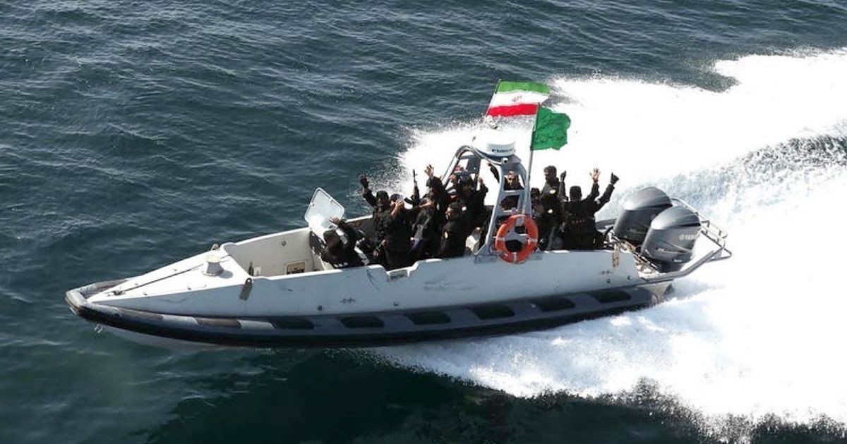 ইরানের হুমকি: জাহাজে গুলি চালিয়ে হরমুজ নিয়ন্ত্রণে দাবি