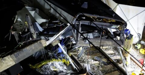 বার্সেলোনায় রেল দুর্ঘটনায় চালক নিহত, আহত বহু