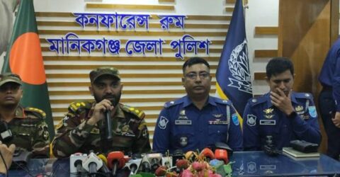 হরিরামপুরে যৌথবাহিনীর অভিযানে পাকিস্তানি অবৈধ রিভলবার-বিস্ফোরক উদ্ধার