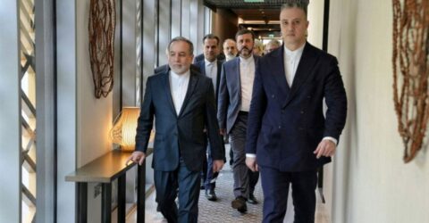 মাস্কাটে ইরান ও যুক্তরাষ্ট্রের পরোক্ষ আলোচনা, ইতিবাচক বলছেন আরাগচি