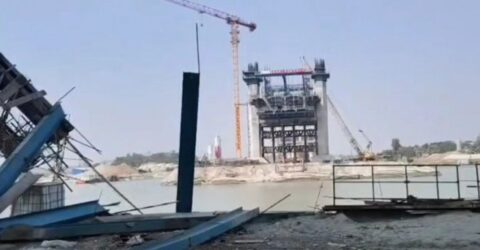 পায়রা বন্দরে সেতুর সাটার ভেঙে নদীতে পড়ে নিহত ১, আহত ১০