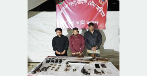 উখিয়ায় যৌথবাহিনীর অভিযানে অস্ত্র-গোলাবারুদসহ আটক ৩