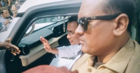 জনতার ভালোবাসায় সিক্ত তারেক রহমান, জুমার নামাজে যাওয়ার পথে কৃতজ্ঞতা প্রকাশ