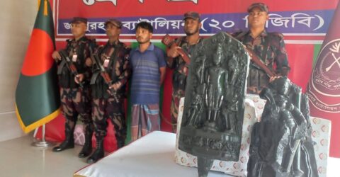 দিনাজপুরে বিজিবির অভিযান: ২৫ কেজি ওজনের দুই কষ্টিপাথরের মূর্তিসহ আটক ১