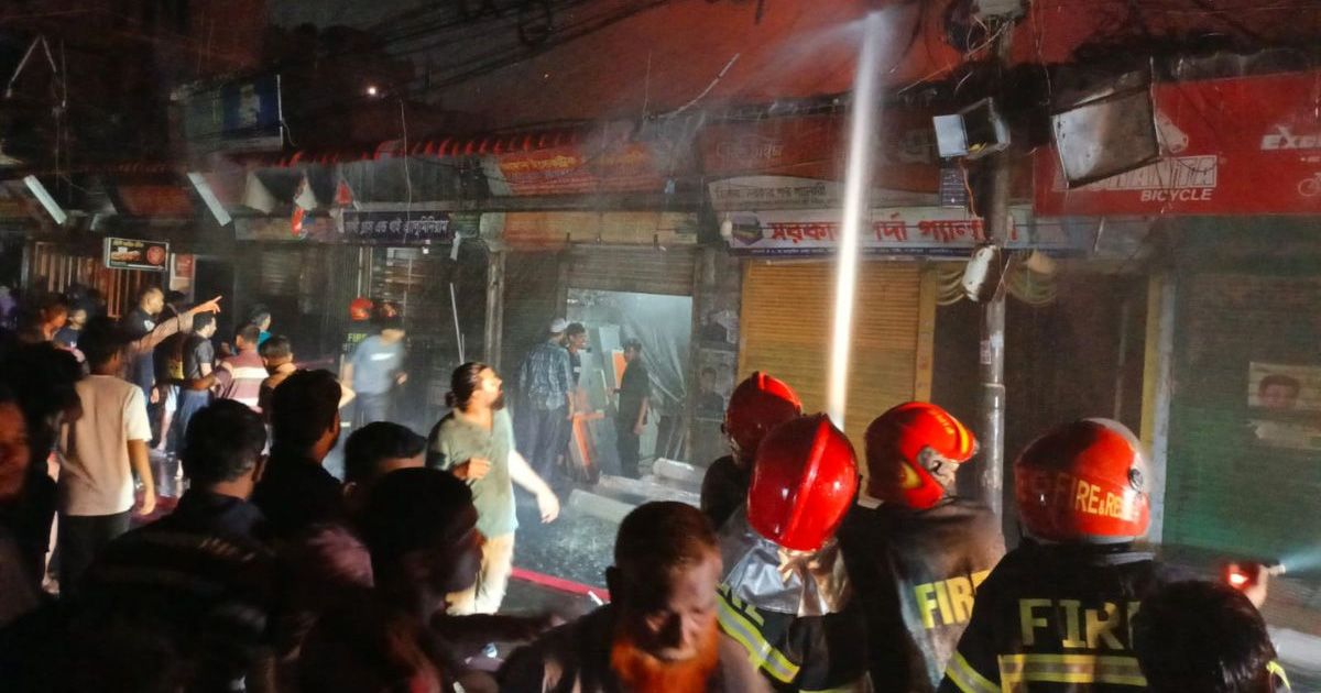 টঙ্গী বাজার ফোম মার্কেটে ভয়াবহ আগ্নিকাণ্ড