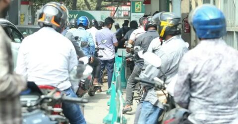 ভিড় কমেনি ফিলিং স্টেশনে, ধীরে ধীরে বড় হচ্ছে যানবাহনের লাইন