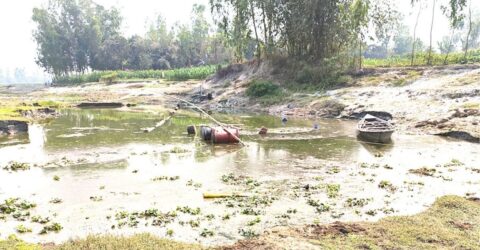 সুন্দরগঞ্জে ফসলি জমি ঘেঁষে বালু উত্তোলনের অভিযোগ