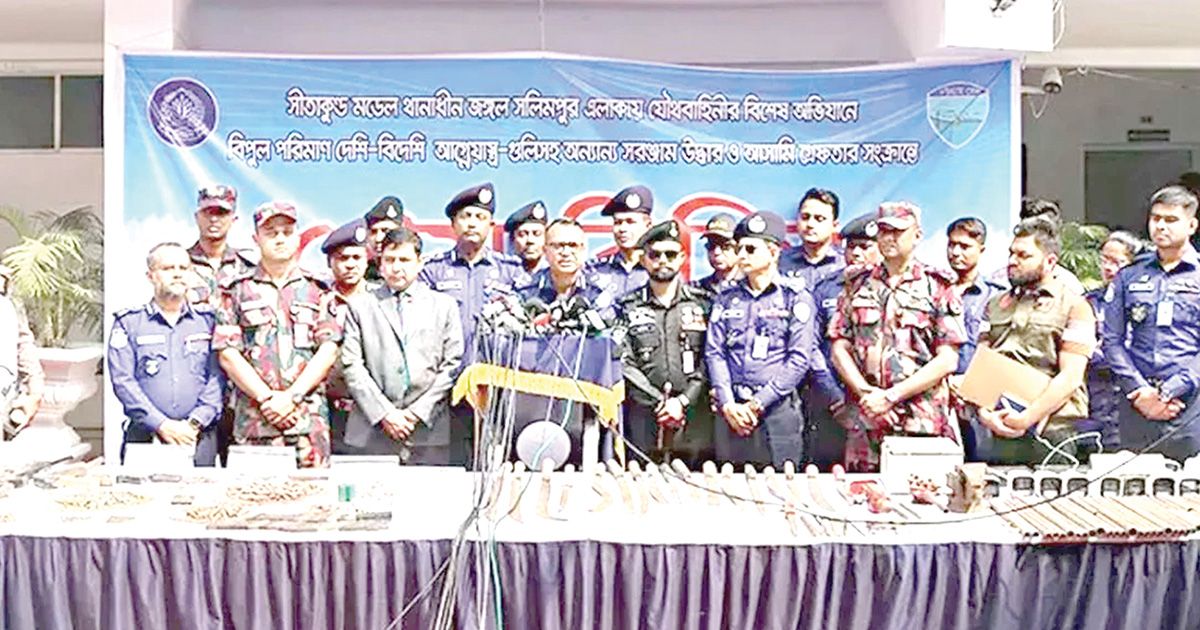 জঙ্গল সলিমপুরে অভিযানে বিপুল অস্ত্র ও গোলাবারুদ উদ্ধার, গ্রেপ্তার ২২