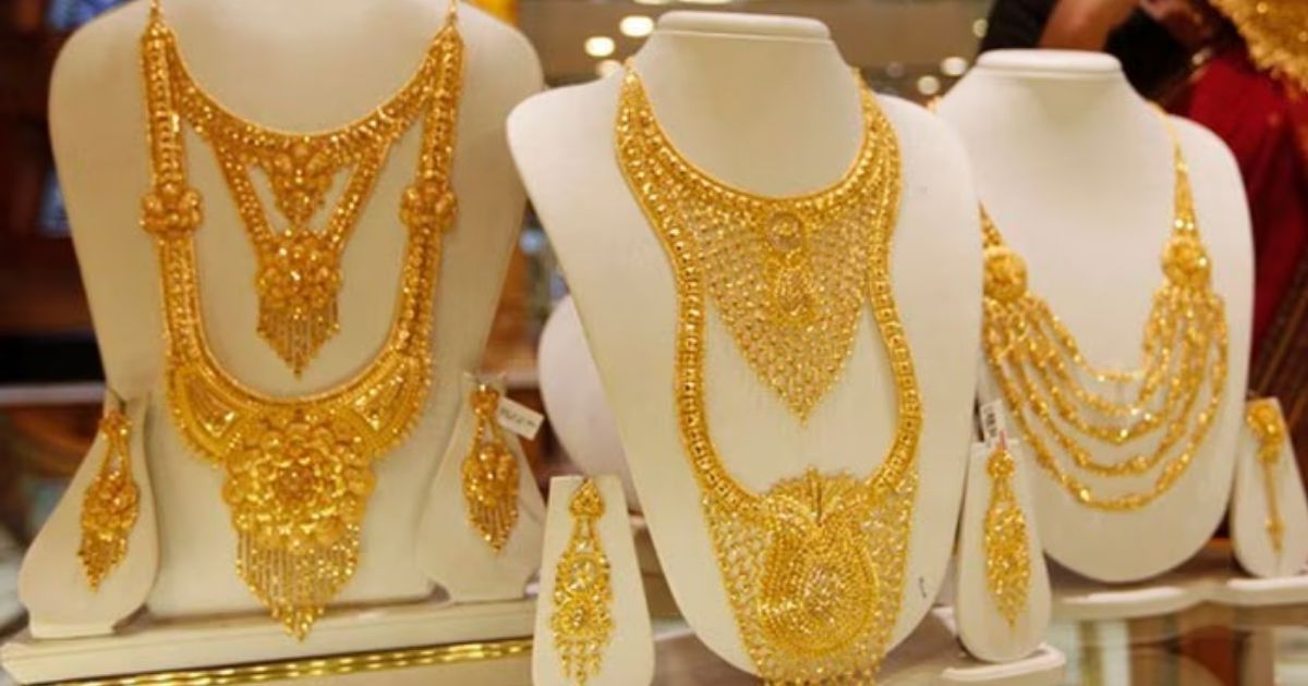 স্বর্ণের বাজারে বড় দরপতন: ভরিতে ৩ হাজার ৩২৪ টাকা কমালো বাজুস