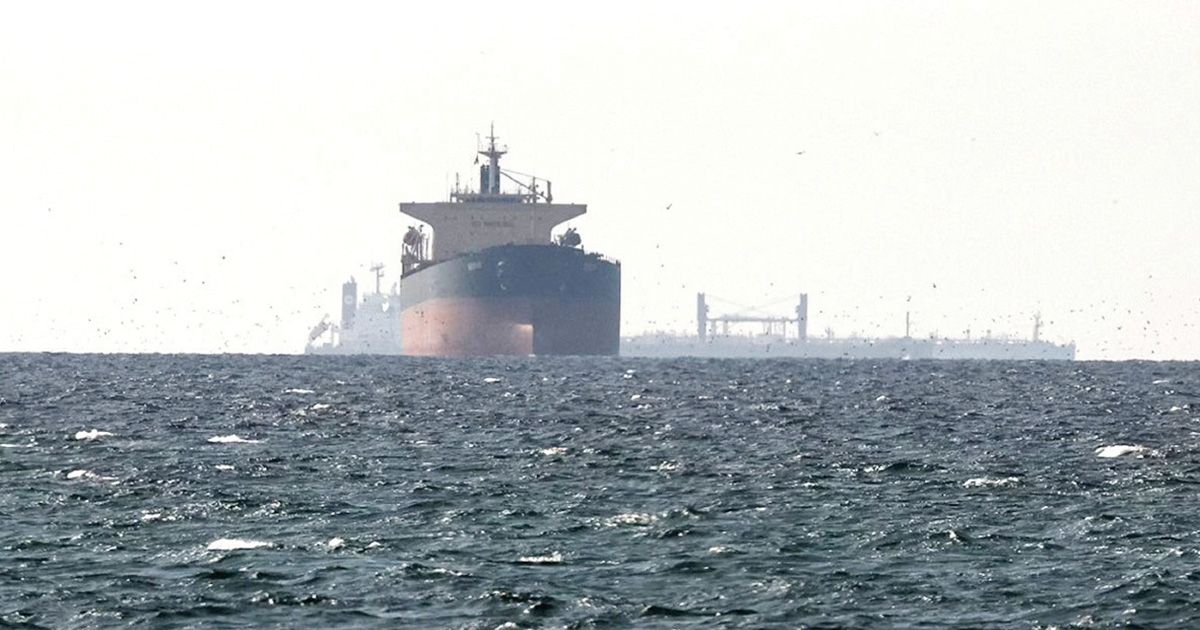 হরমুজ প্রণালি দিয়ে ভারতীয় জাহাজ চলাচলের অনুমতি দিল ইরান