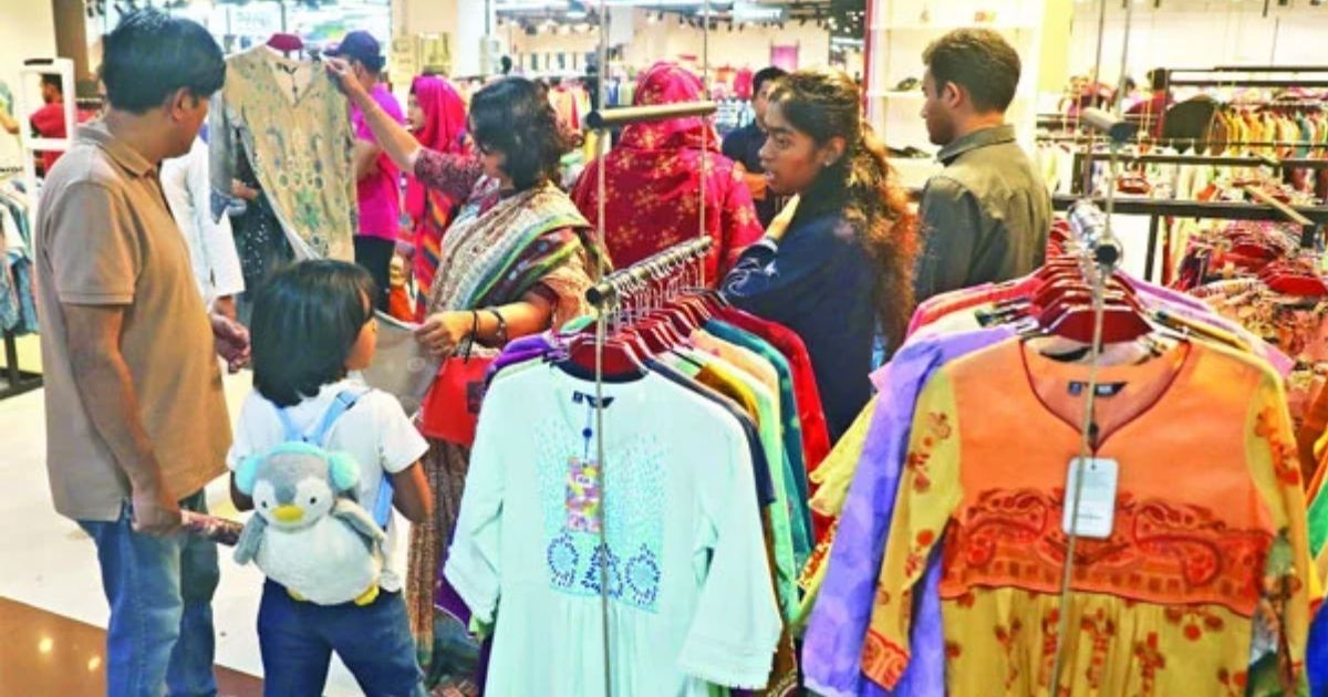 প্রত্যাশার চেয়ে পিছিয়ে ঈদবাজার: কেনাকাটায় নেই আগের সেই চিরচেনা উত্তাপ