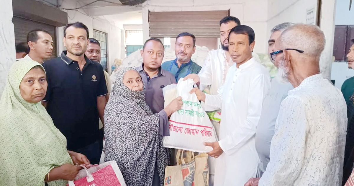 হরিণাকুন্ডুতে বৃদ্ধাশ্রমের মায়েরা পেলেন ঈদ উপহার