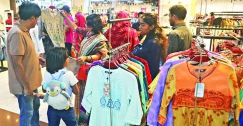 প্রত্যাশার চেয়ে পিছিয়ে ঈদবাজার: কেনাকাটায় নেই আগের সেই চিরচেনা উত্তাপ