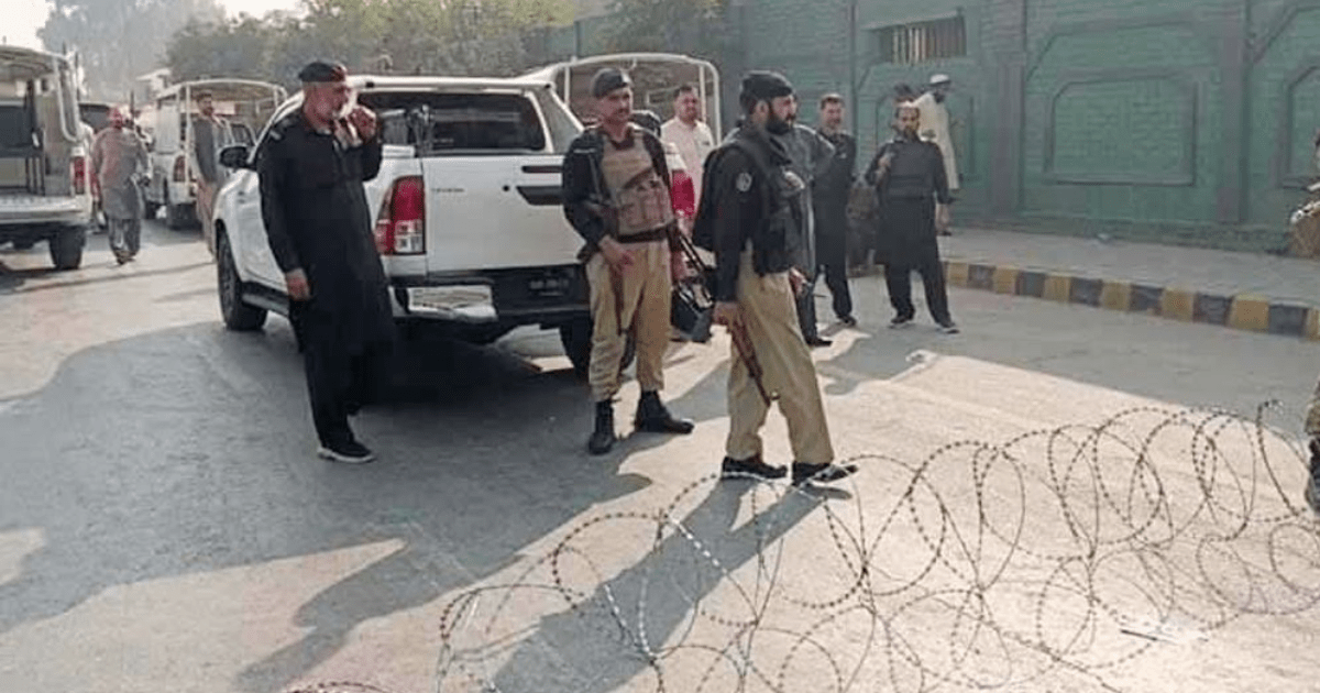 পাকিস্তানে টহলরত পুলিশের গাড়িতে ভয়াবহ বিস্ফোরণ, নিহত ৭