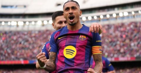 রাফিনিয়ার হ্যাটট্রিক জাদুতে সেভিয়াকে বিধ্বস্ত করল বার্সেলোনা