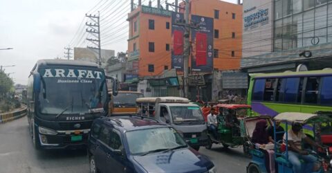 ঈদ যাত্রায় ঘরমুখো মানুষের ঢল, সাভারে তিন সড়কে গণপরিবহনের ধীরগতি