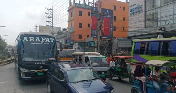 ঈদ যাত্রায় ঘরমুখো মানুষের ঢল, সাভারে তিন সড়কে গণপরিবহনের ধীরগতি