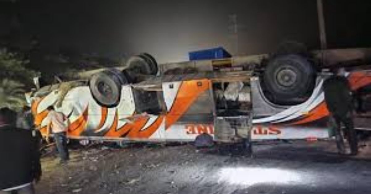 কুমিল্লায় বাস উল্টে আহত ১০, দুজনের অবস্থা গুরুতর