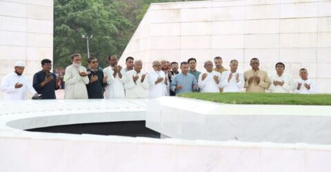 ঈদুল ফিতরের দিন মা-বাবার কবর জিয়ারত করলেন প্রধানমন্ত্রী