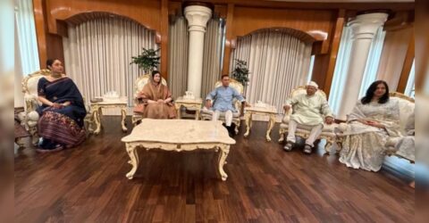 যমুনায় প্রধানমন্ত্রীর সঙ্গে ঈদ শুভেচ্ছা বিনিময় করলেন ড. ইউনূস