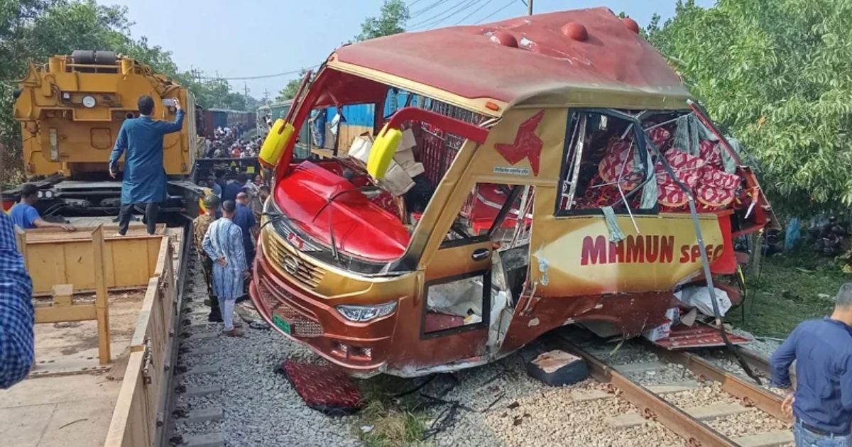 কুমিল্লায় ট্রেন-বাস সংঘর্ষ: নিহত ১২ জনের মধ্যে যশোরের পাঁচজন