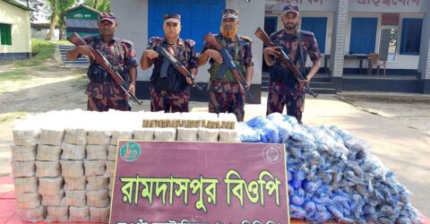 চাঁপাইনবাবগঞ্জ সীমান্তে বিপুল পরিমাণ ভারতীয় বিড়ি ও কারেন্ট জাল আটক করল বিজিবি