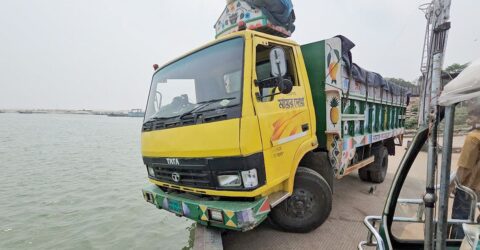 অল্পের জন্য রক্ষা পেল তরমুজ বোঝাই ট্রাক, প্রাণে বাঁচলেন চালকসহ ৩ জন