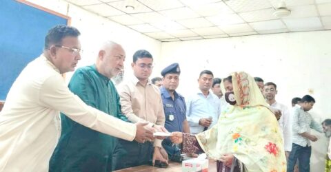 দৌলতপুরের দুই শতাধিক রোগী পেল প্রধানমন্ত্রীর ত্রাণ তহবিলের ১০ লাখ টাকা