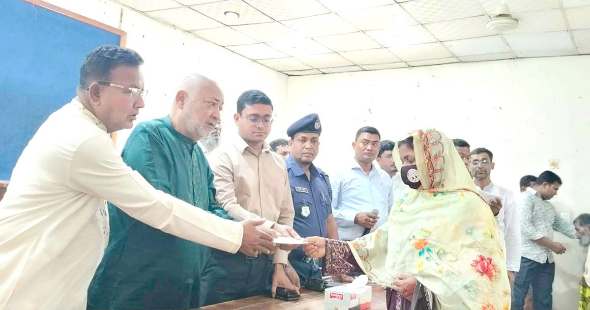 দৌলতপুরের দুই শতাধিক রোগী পেল প্রধানমন্ত্রীর ত্রাণ তহবিলের ১০ লাখ টাকা